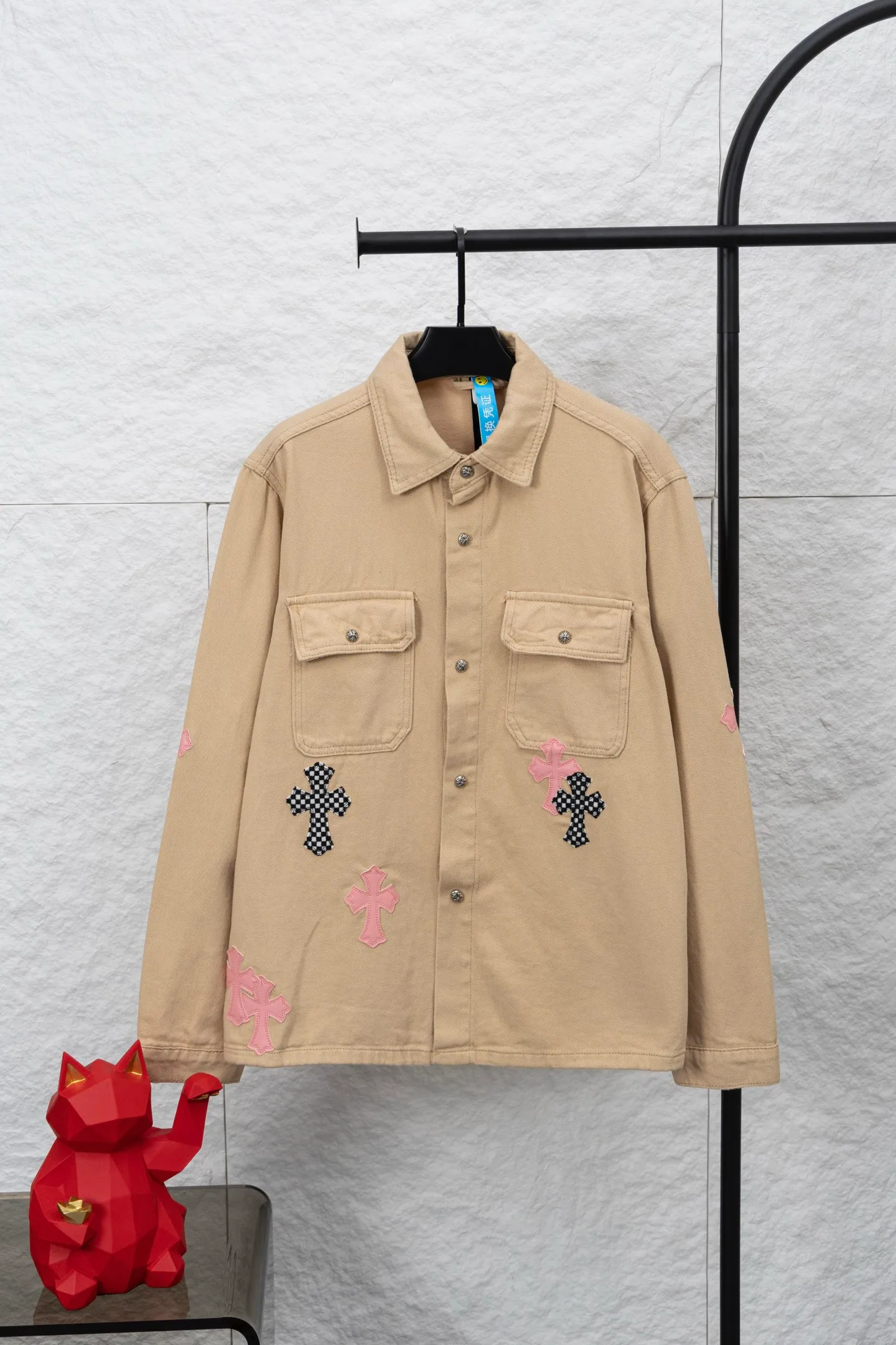 P260 model number/F110 chrome hearts 2025 new limited edition cherry blossom pink checkerboard leather Work Dog Jacket khaki denim jacket denim jacket vi Top heavy industry fashionable design] Consistent high street luxury style creation. Speaking of this style, the Zangyin family and GU family are definitely the leading representative brands. Especially the Zangyin family has really achieved a state-of-the-art effect in creating high street style. The unique washed material is used to create this style. The color system is quite eye-catching. After it is decorated with patchwork cross flowers, it cleverly highlights the charm of the brand. Secondly, this style uses classic The classic high-waist cutting design highlights the long legs and fashionable temperament of the upper body. The brand is highly recognizable and the slim fit configuration is more suitable for daily wear. It is a product that interprets personality, fashion, and specifications at a glance. This single product is enough to make any fan excited. It can be a white T-shirt for youthful preppy style, or a tight suspender for lady style. It has strong matching ability and can be easily controlled by men.  [Materials and craftsmanship] Needless to say, this point goes without saying. As an excellent craftsman brand, Zangyin’s requirements for details and craftsmanship are really perfect. The washed color of this model has gone through so many processes, not to mention the embellishment of denim appliques. It is also purely hand-made and sewn. Just like what they believe in, only hand-made things have soul and have the meaning of wear. A top-notch heavy-duty fashionable denim item, I look forward to your perfect interpretation! !  Color: Picture color Version: Loose